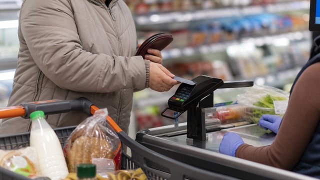 В Кемерове возбудили дело после оплаты покупок чужой банковской картой