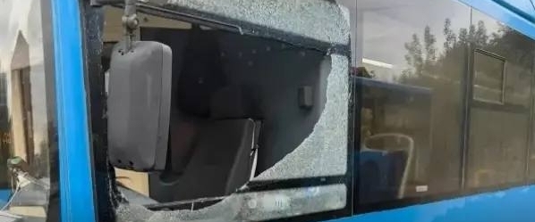 В Новокузнецке пьяный пассажир разбил стекло водительской двери автобуса