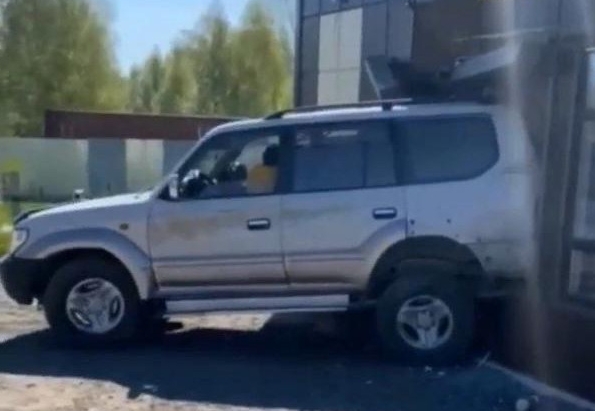 Новокузнечанин на Land Cruiser протаранил заправку, она не работала почти 4 дня