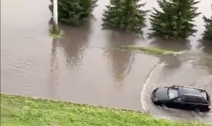 Новоильинский район Новокузнецка ушел под воду: проспект Авиаторов превратился в реку