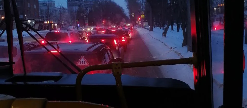 Стрельба по автобусам в Новокузнецке: водитель «гармошки» чудом не пострадал