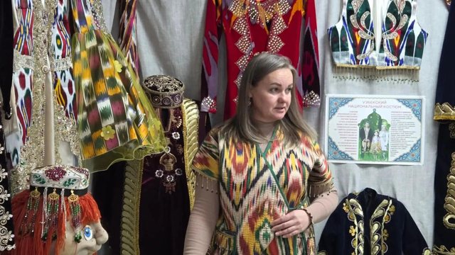 В кемеровской библиотеке имени Гоголя открыли выставку узбекской культуры до 3 ноября