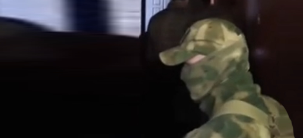 Двое молодых новокузнецких мошенников превратили квартиры в "сим-ферму" для обмана россиян