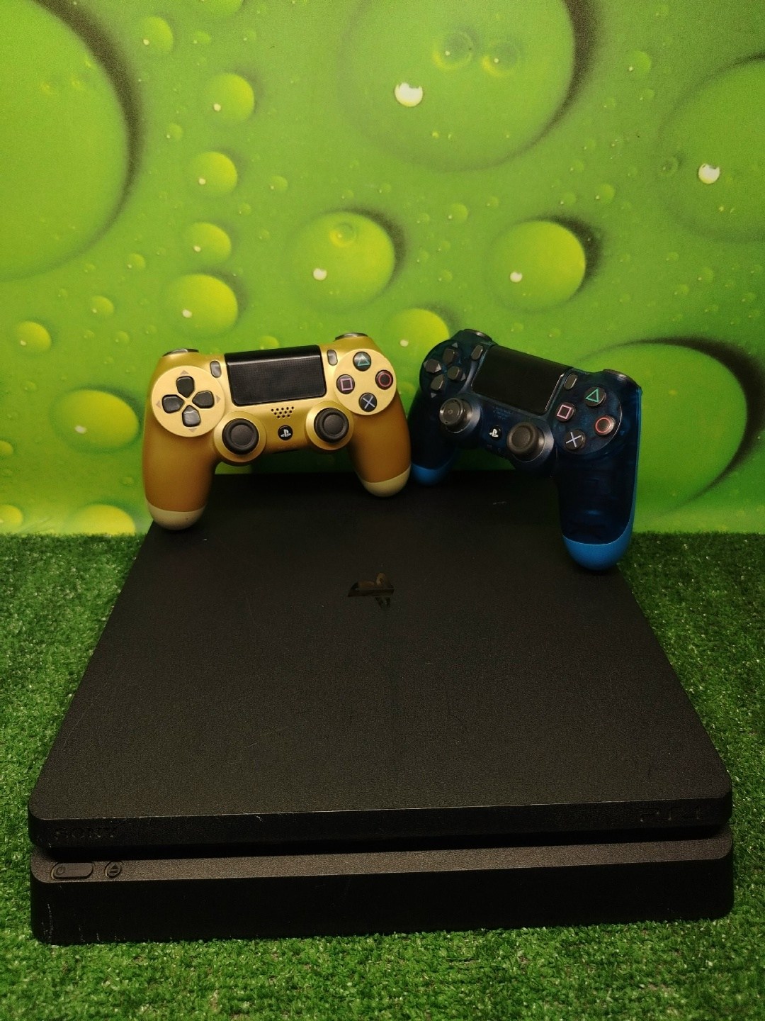 Sony PlayStation 4 с двумя геймпадами