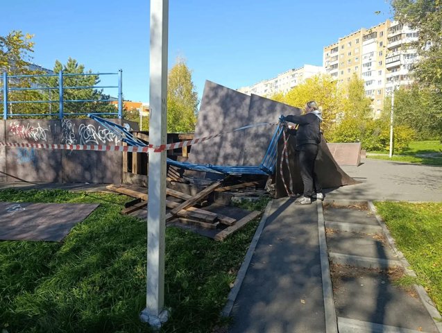 В сквере Новорожденных в Кемерове ремонтируют скейт-площадку