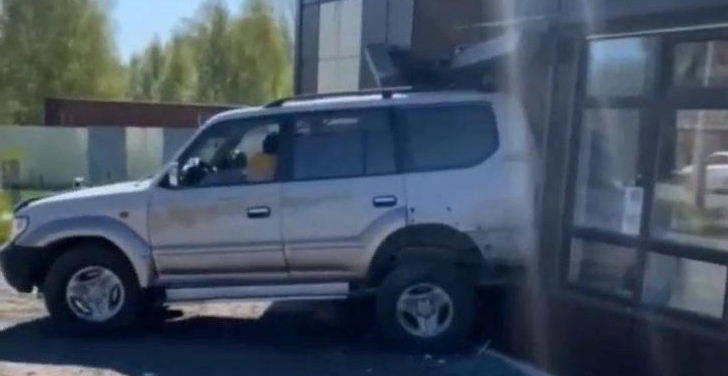Новокузнечанин на Land Cruiser протаранил заправку, она не работала почти 4 дня