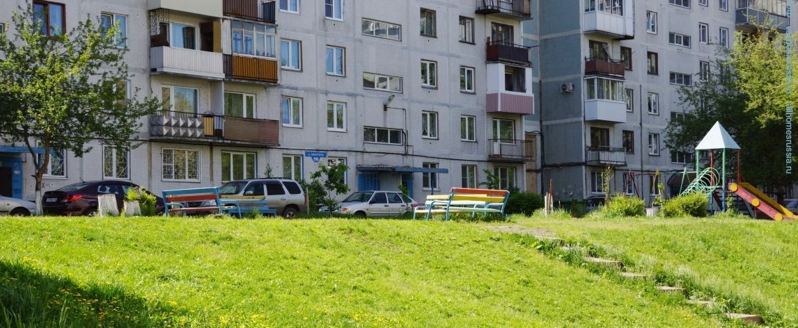 Новокузнечанин два года судится с соседями из-за полусфер во дворе