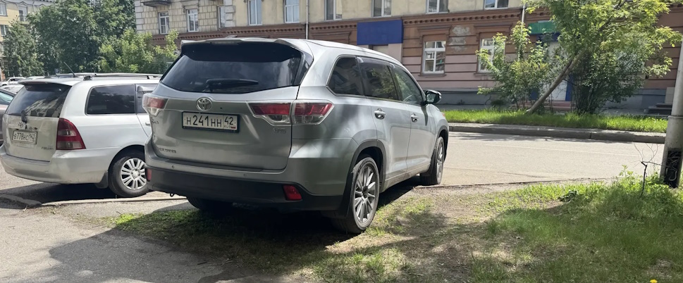 Наш читатель возмущён ежедневной парковкой Toyota Highlander на газоне у Металлургов 47
