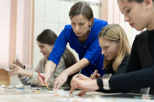 В школе искусств №46 в Кемерове проводят мастер-классы по кемеровской росписи