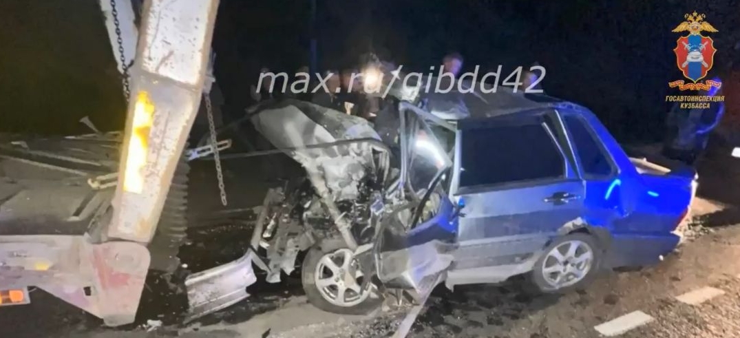 В Прокопьевском округе водитель ВАЗа погиб после столкновения со стоящим КамАЗом
