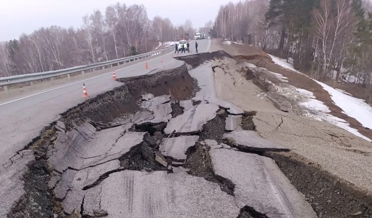 Оползень на трассе Бийск-Новокузнецк: техника прибудет к вечеру (ФОТО)