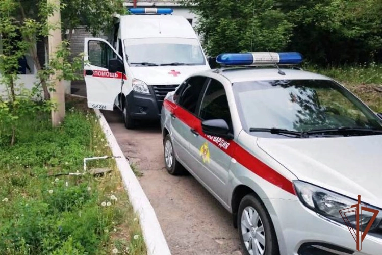 В Топках мужчина избил сожительницу селфи-палкой и облил водой из ведра