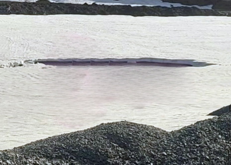 В Шерегеше стремительно растет огромная воронка у остановки на улице Пушкина (ФОТО)