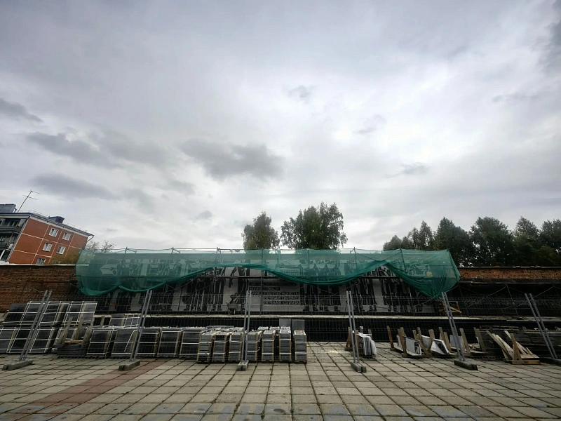 На мемориале «Тыл - Фронту» в Новокузнецке реставрируют стену и монтируют панно