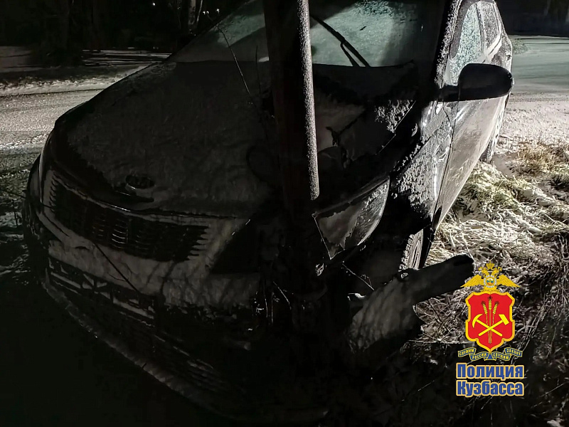 Подросток взял чужую машину покататься и врезался в дорожный знак