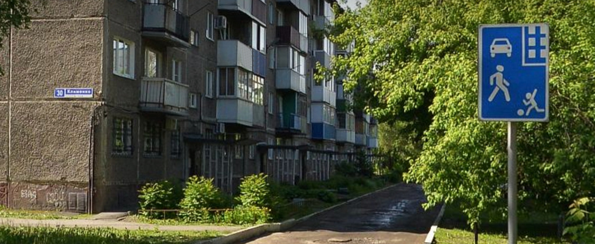 В Новокузнецке пьяная женщина пыталась открыть подъезд тяпкой