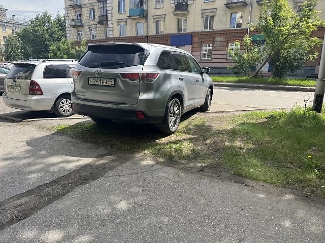Наш читатель возмущён ежедневной парковкой Toyota Highlander на газоне у Металлургов 47