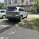 Наш читатель возмущён ежедневной парковкой Toyota Highlander на газоне у Металлургов 47