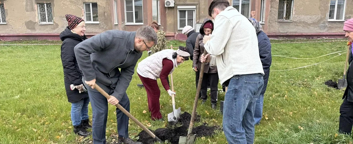 На Инициативной в Кировском районе Кемерова высадили 59 деревьев и кустарников