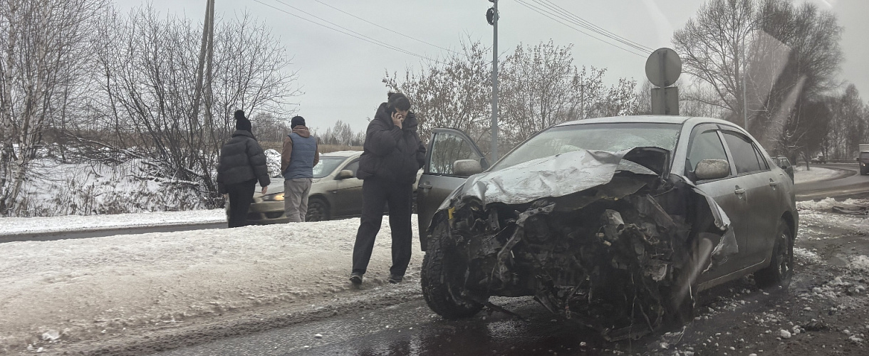 На металлурговском повороте в Новокузнецке утром столкнулись Toyota Corolla и Renault Duster