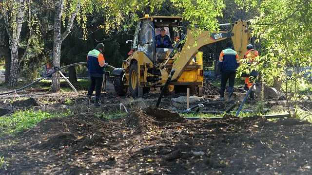 В кемеровском парке «Антошка» завершают монтаж ливневой канализации