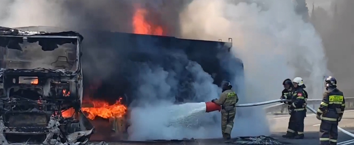 На трассе Р-255 «Сибирь» под Кемеровом горел грузовик с цистерной топлива