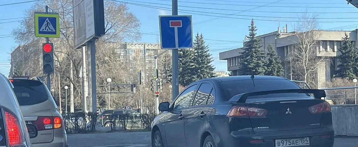 Парковка по понятиям: чёрный лансер припарковали на тротуаре