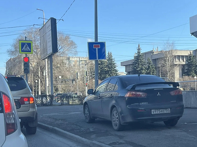Парковка по понятиям: чёрный лансер припарковали на тротуаре