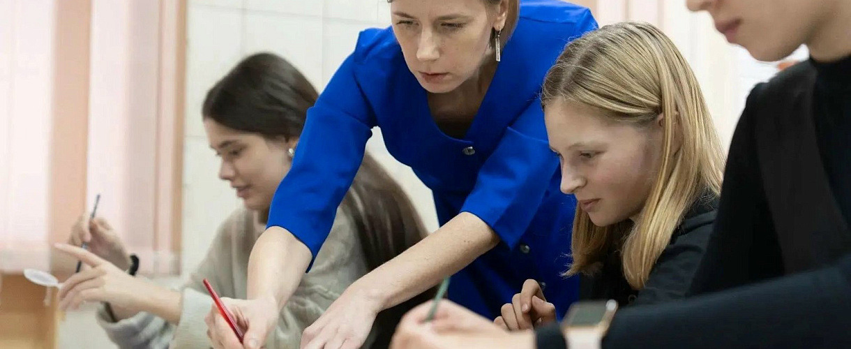 В школе искусств №46 в Кемерове проводят мастер-классы по кемеровской росписи