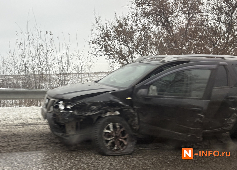 На металлурговском повороте в Новокузнецке утром столкнулись Toyota Corolla и Renault Duster