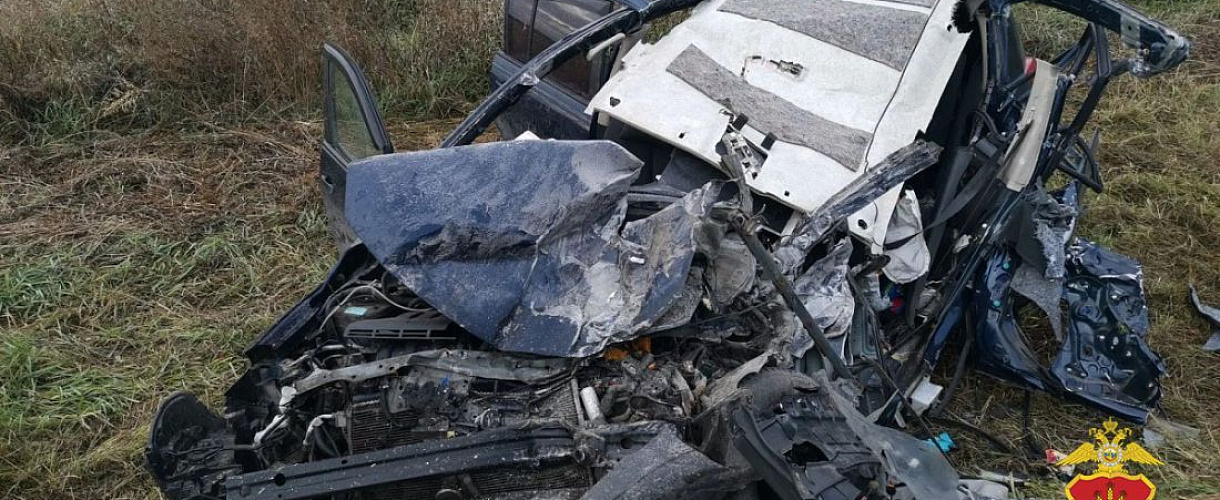 В Белове водитель Nissan Tiida выехал на встречку и погиб в ДТП с автобусом