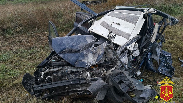В Белове водитель Nissan Tiida выехал на встречку и погиб в ДТП с автобусом