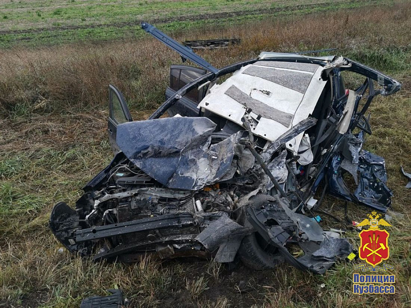 В Белове водитель Nissan Tiida выехал на встречку и погиб в ДТП с автобусом