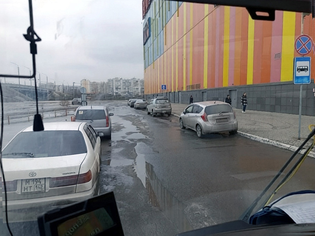 Водители рейсовых автобусов жалуются на автолюбителей которые нарушают у ТРЦ Планета