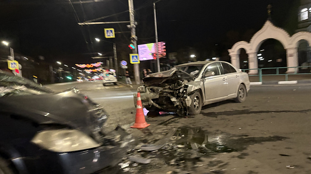 На перекрёстке Курако и Кирова столкнулись Toyota Avensis и Nissan Premiera