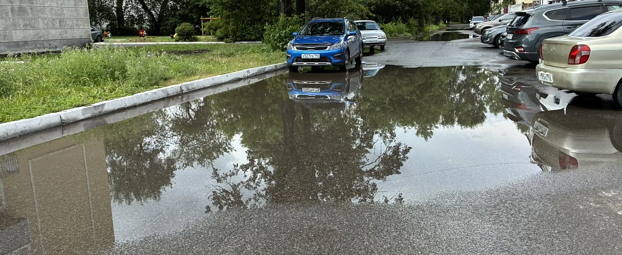 Новокузнецк ушёл под воду: ливень затопил дороги и тротуары