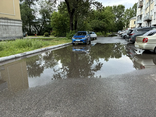 Новокузнецк ушёл под воду: ливень затопил дороги и тротуары