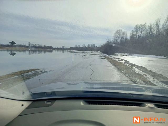 Река Ускат разлилась в Новокузнецком районе: дорога в Иганино под водой