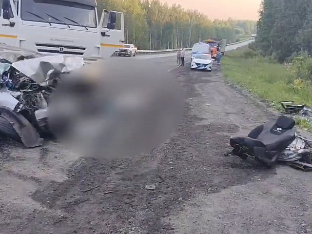  В Кемеровском округе Renault выехал на встречку и столкнулся с тремя грузовиками: водитель погиб, четверо пострадали