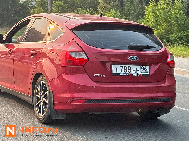 Читатель прислал фото автомобиля с провокационной надписью 