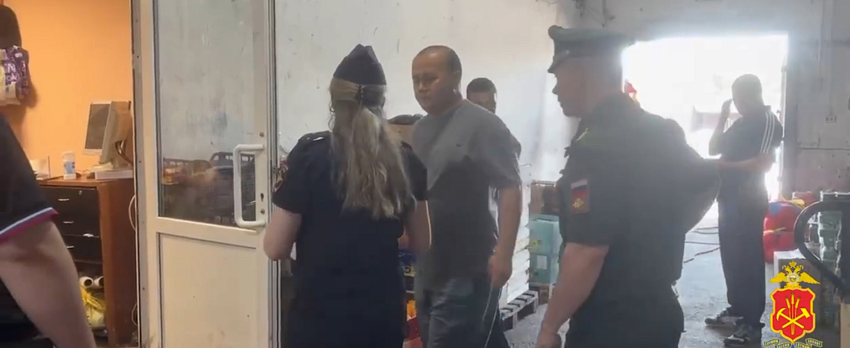 В Новокузнецке на рынке задержали нелегального мигранта — ему грозит штраф и выдворение
