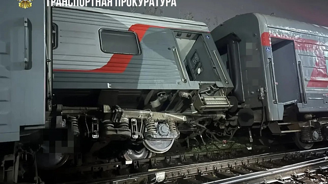 В Новокузнецке при маневрах столкнулись два пустых вагона, один сошёл с рельсов