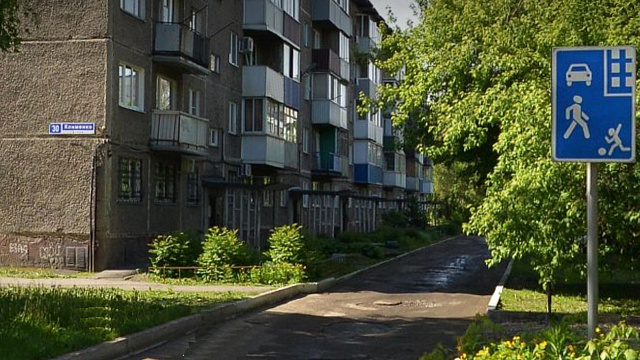 В Новокузнецке пьяная женщина пыталась открыть подъезд тяпкой