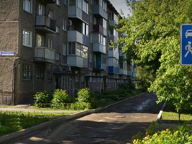 В Новокузнецке пьяная женщина пыталась открыть подъезд тяпкой