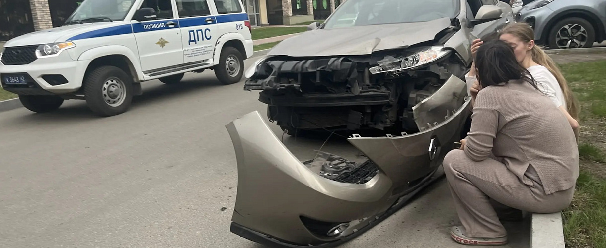 Читатель прислал фото ДТП на Кирова: Kia Sportage и Renault Fluence перегородили дорогу к Сити Моллу