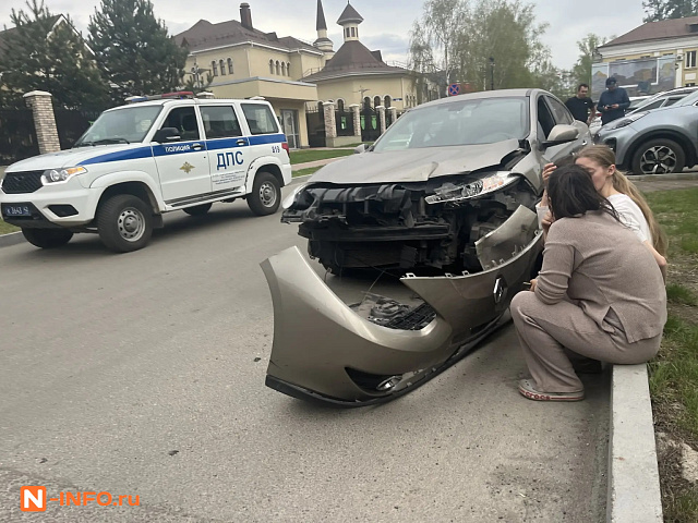 Читатель прислал фото ДТП на Кирова: Kia Sportage и Renault Fluence перегородили дорогу к Сити Моллу