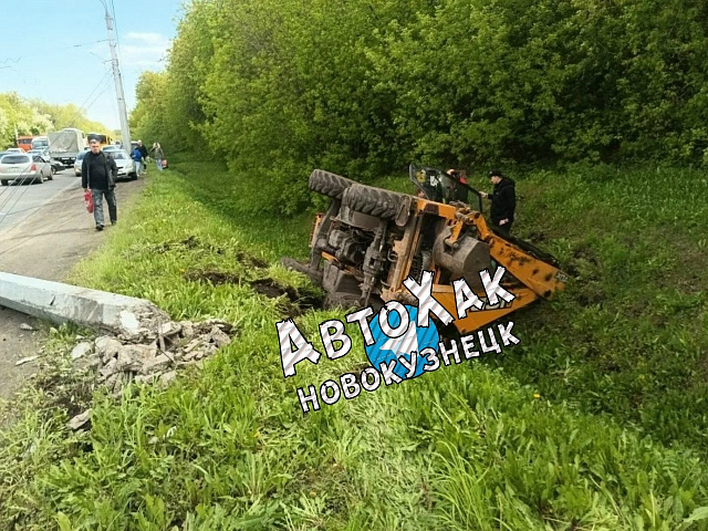 ДТП на Заводском шоссе в Новокузнецке: трактор снёс столб и рухнул в кювет