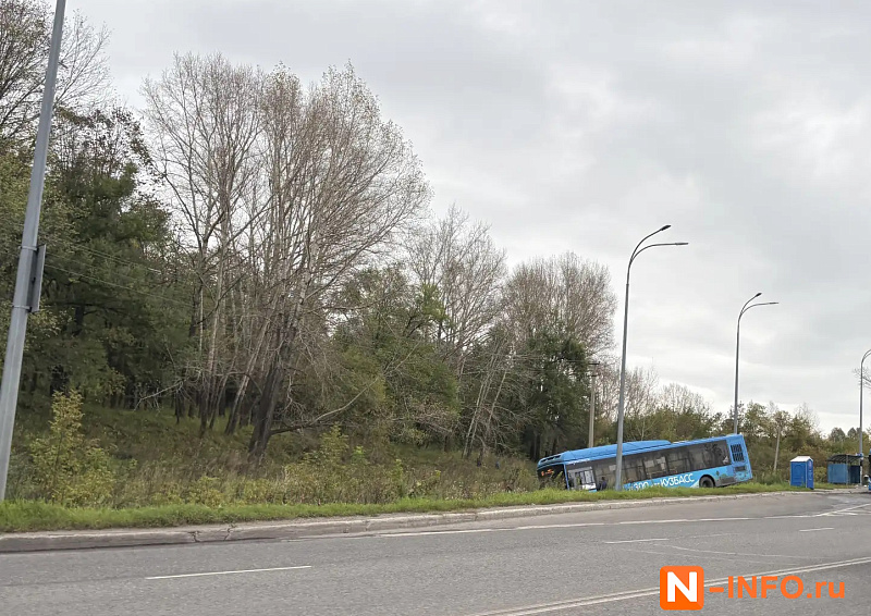 В Новокузнецке автобус съехал в кювет в Точилино