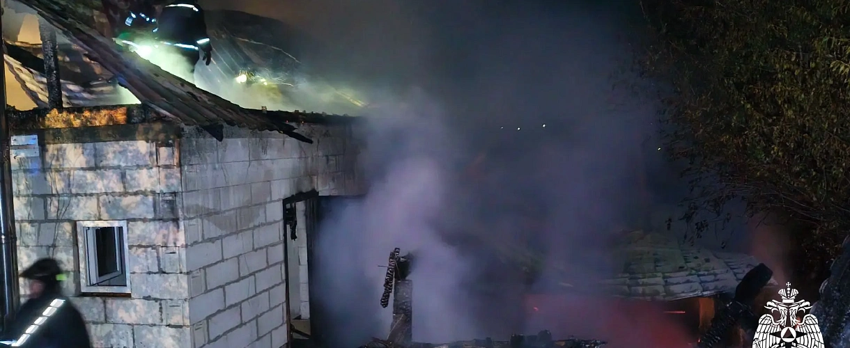 В Новокузнецке пожар уничтожил баню и повредил кровлю жилого дома