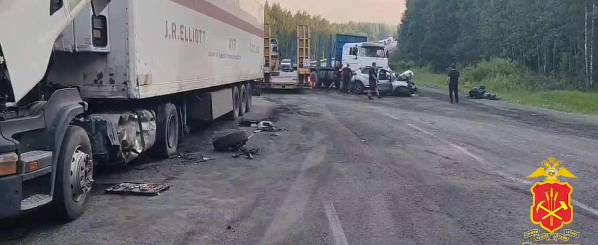  В Кемеровском округе Renault выехал на встречку и столкнулся с тремя грузовиками: водитель погиб, четверо пострадали